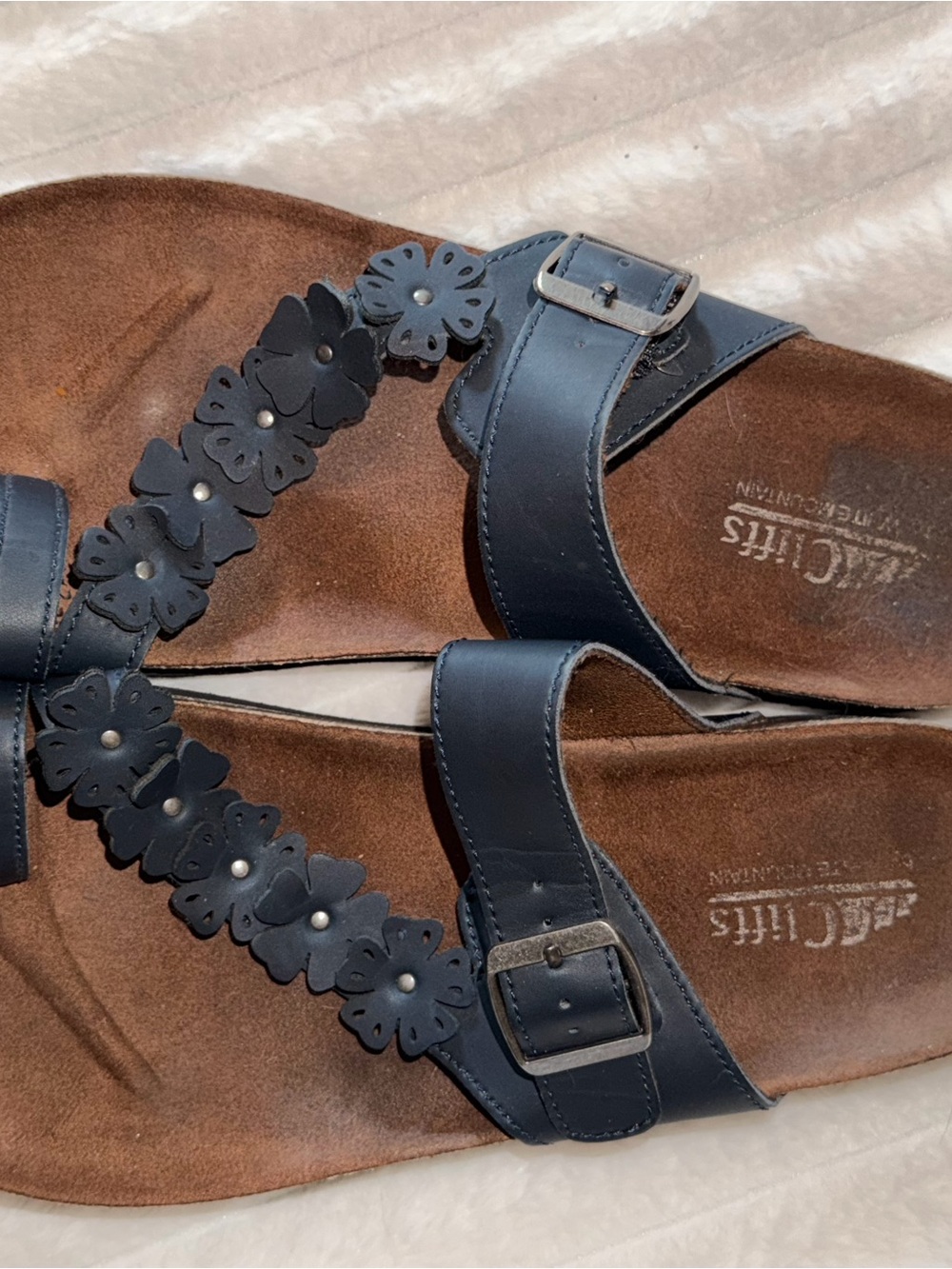 Cliffs by WHITE MOUNTAIN Navy Floral T-Strap Buckle Sandals - Picture 2 of 3
